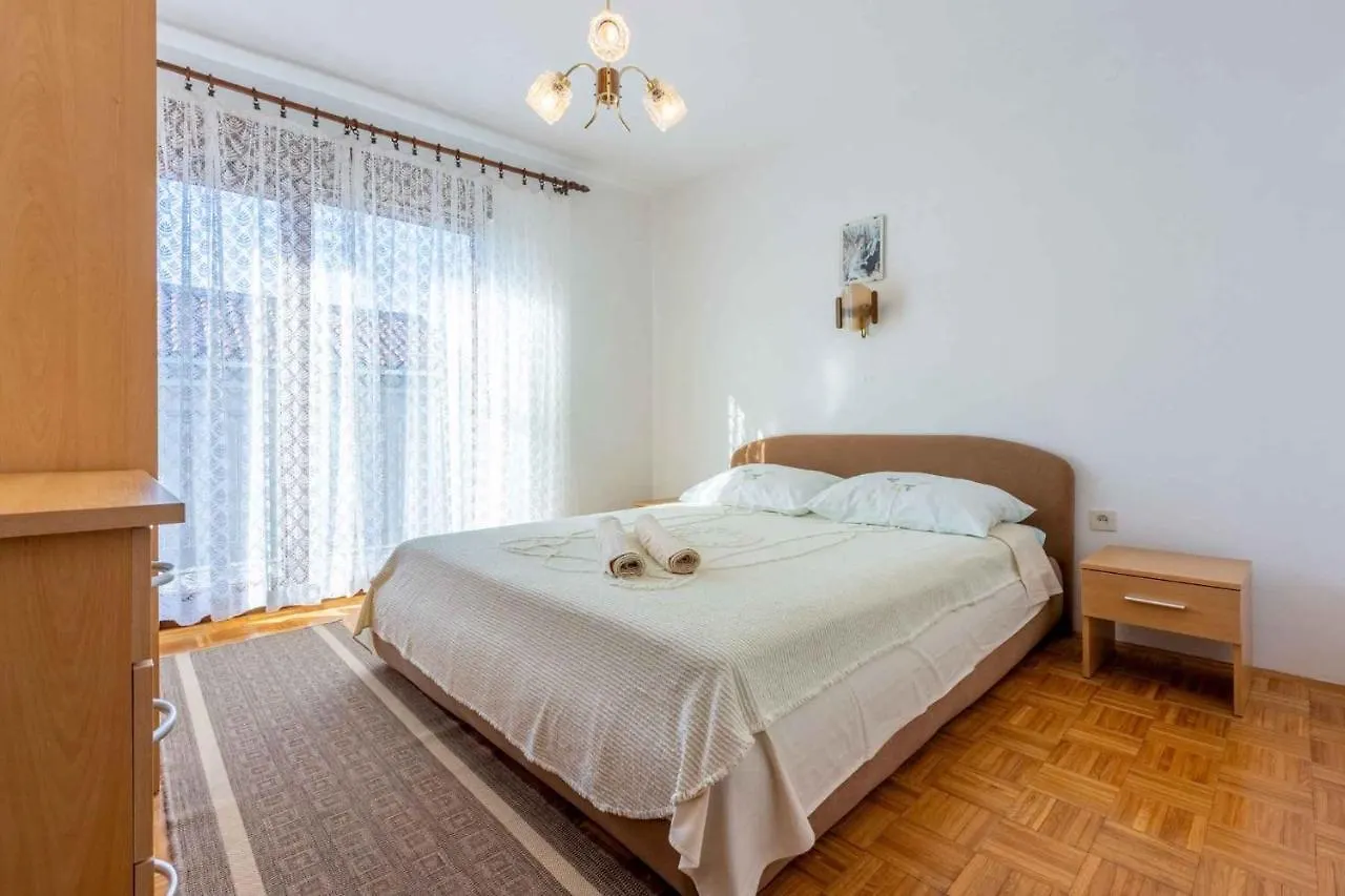 Apartment In Novi Vinodolski 39118